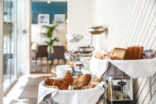 Food and beverages, Hotel Passy Eiffel in 16th - Trocadero Food and beverages, Hotel Passy Eiffel in 16th - Trocadero