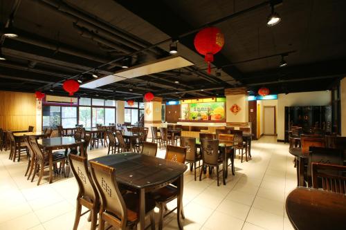 Essen und Erfrischungen, Chiayi Crown Hotel near Showtime Plaza Essen und Erfrischungen, Chiayi Crown Hotel near Showtime Plaza