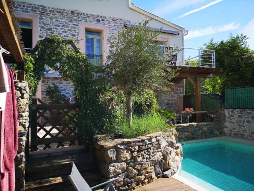 Úszómedence, L'Ours des Corbières - Chambres d'hôtes (L'Ours des Corbieres - Chambres d'hotes) in Lagrasse Úszómedence, L'Ours des Corbières - Chambres d'hôtes (L'Ours des Corbieres - Chambres d'hotes) in Lagrasse