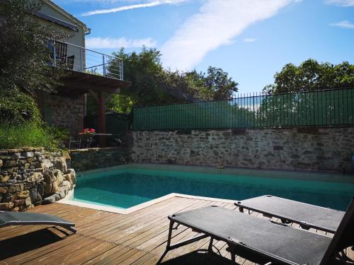 Úszómedence, L'Ours des Corbières - Chambres d'hôtes (L'Ours des Corbieres - Chambres d'hotes) in Lagrasse Úszómedence, L'Ours des Corbières - Chambres d'hôtes (L'Ours des Corbieres - Chambres d'hotes) in Lagrasse