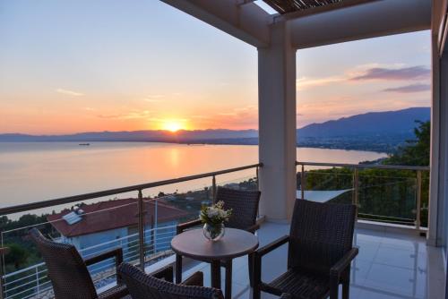 ระเบียง/ชานเรือน, Verga Villas Resort in แคลามาทา ระเบียง/ชานเรือน, Verga Villas Resort in แคลามาทา