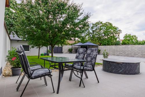 Kert, Slovanský penzion (Slovansky penzion) in Mikulcice Kert, Slovanský penzion (Slovansky penzion) in Mikulcice