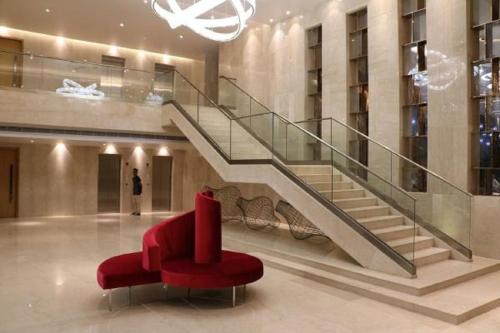 Előcsarnok, Kiranshree Grand near Lokpriya Gopinath Bordoloi nemzetközi repülőtér Előcsarnok, Kiranshree Grand near Lokpriya Gopinath Bordoloi nemzetközi repülőtér