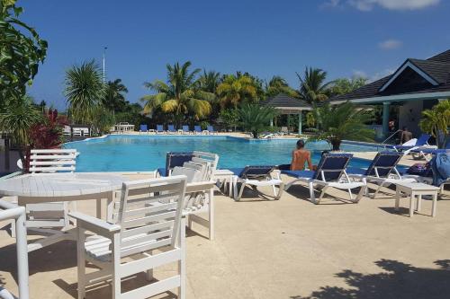 Swimming pool, The Palms in Plantation Village Swimming pool, The Palms in Plantation Village