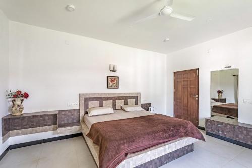 1-bedroom in a cottage with a sprawling garden, 1.8 km from Wellington Lake, by GuestHouser
1-bedroom in a cottage with a sprawling garden, 1.8 km from Wellington Lake, by GuestHouser