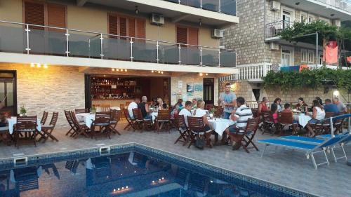 Úszómedence, Apartments Dragisic in Sveti Stefan Úszómedence, Apartments Dragisic in Sveti Stefan