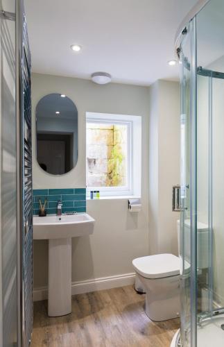 Banyo, Ceres Two-storey apartment with Balcony and Courtyard in Bath City Centre in Lower Weston Banyo, Ceres Two-storey apartment with Balcony and Courtyard in Bath City Centre in Lower Weston