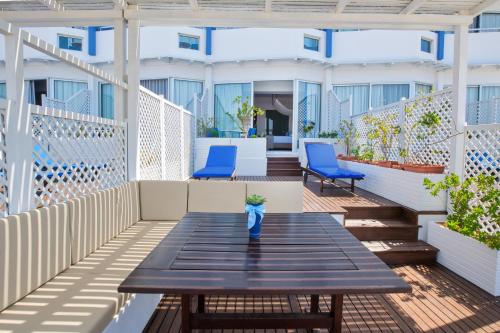 شرفة/ تراس, فندق لورديس بيتش (Lordos Beach Hotel) in Pyla شرفة/ تراس, فندق لورديس بيتش (Lordos Beach Hotel) in Pyla