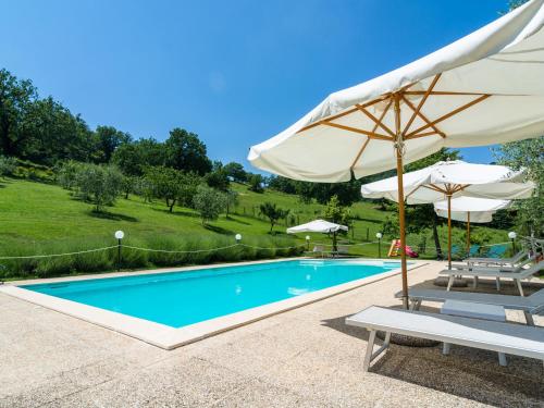 Swimming pool, Farmhouse in Umbria with Pool in Gubbio Swimming pool, Farmhouse in Umbria with Pool in Gubbio