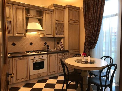 keuken, Дворівневі Апартаменти Antique in Ternopil keuken, Дворівневі Апартаменти Antique in Ternopil