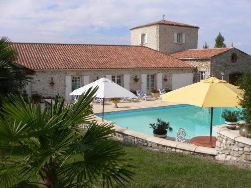 Swimming pool, Chambres d'Hotes Domaine de Beunes in Cancon Swimming pool, Chambres d'Hotes Domaine de Beunes in Cancon