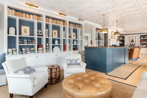 Pintu masuk, The Whaler's Inn in Mystic (CT) Pintu masuk, The Whaler's Inn in Mystic (CT)