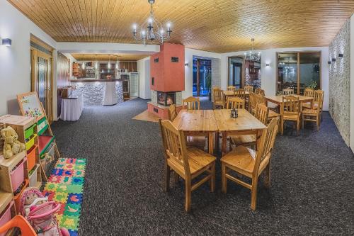 Közös társalgó / TV, Apartmány a Štúdia Villa Flora (Apartmany a Studia Villa Flora) in Liptovska Sielnica Közös társalgó / TV, Apartmány a Štúdia Villa Flora (Apartmany a Studia Villa Flora) in Liptovska Sielnica