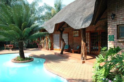 Entrance, Trees Too Guest Lodge in Kruger National Park Entrance, Trees Too Guest Lodge in Kruger National Park