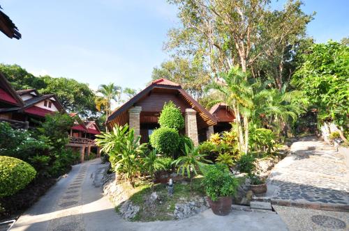Garden, Railay Viewpoint Resort near Diamond Cave (Tham Phra Nang Nai) Garden, Railay Viewpoint Resort near Diamond Cave (Tham Phra Nang Nai)