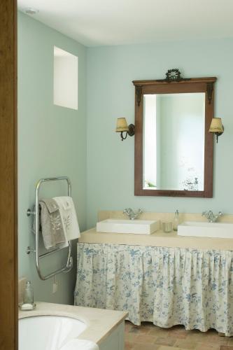 Bathroom, La Clairiere de la reine Hortense - Pierres d'Histoire in Saint-Prix (Ile-de-France) Bathroom, La Clairiere de la reine Hortense - Pierres d'Histoire in Saint-Prix (Ile-de-France)