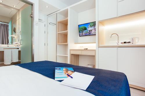 This photo about Globales Acis y Galatea shared on HyHotel.com