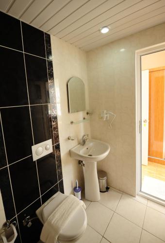 This photo about Onder Yıldız Hotel shared on HyHotel.com