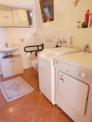 Bathroom, Ferienwohnung am Klosterweg Rhein-Westerwald in Kurtscheid Bathroom, Ferienwohnung am Klosterweg Rhein-Westerwald in Kurtscheid