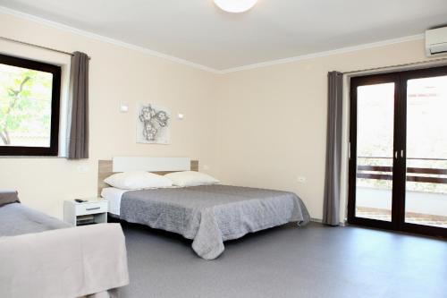 Guestroom, Spacious Izola Apartment SL in Jagodje Guestroom, Spacious Izola Apartment SL in Jagodje