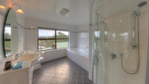 Bathroom, Endeavour Lodge in Kingston Bathroom, Endeavour Lodge in Kingston