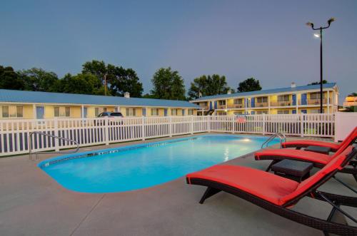 Úszómedence, Westbridge Inn and Suites in Clinton (MO) Úszómedence, Westbridge Inn and Suites in Clinton (MO)