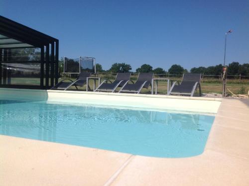 Úszómedence, Les Malvaux in Huriel Úszómedence, Les Malvaux in Huriel