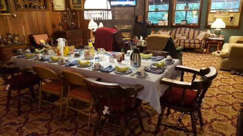 Étterem, Whisperin' Pines Chalet in Hartwick Seminary (NY) Étterem, Whisperin' Pines Chalet in Hartwick Seminary (NY)