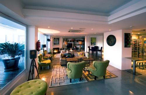 Pub/Lounge, Hotel Feliz near Bellver-kastély Pub/Lounge, Hotel Feliz near Bellver-kastély