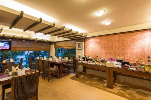 Restaurant, Park Central Comfort e-suites, Pune near Osho Teerth Park Restaurant, Park Central Comfort e-suites, Pune near Osho Teerth Park