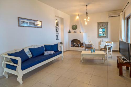 This photo about Villas Anemomilos shared on HyHotel.com