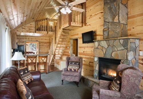 Rock Crest Lodge & Cabins in Custer (SD) Rock Crest Lodge & Cabins in Custer (SD)