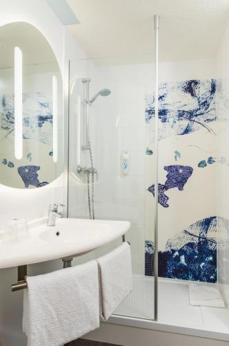 Bathroom, ibis budget Paris Porte de Bercy in Charenton-le-Pont Bathroom, ibis budget Paris Porte de Bercy in Charenton-le-Pont
