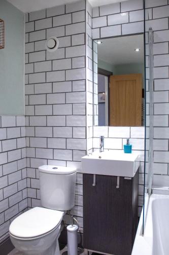 Banyo, Anchored - Unique Apartment in Glasgow's West End near The Riverside Museum of Transport and Travel Banyo, Anchored - Unique Apartment in Glasgow's West End near The Riverside Museum of Transport and Travel
