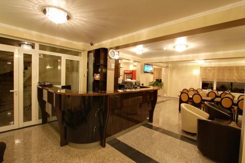 Vestíbulo, Hotel Crisalpin in Poiana Brasov Vestíbulo, Hotel Crisalpin in Poiana Brasov