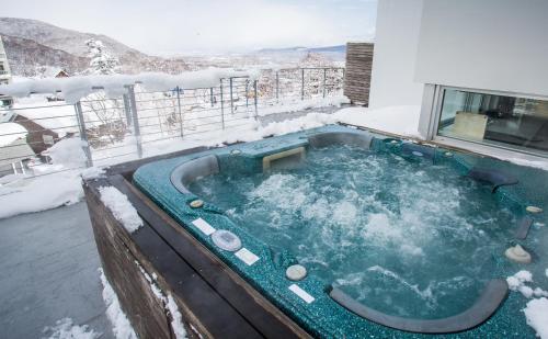 온수 욕조, 니세코 센트럴 콘도미니엄 (Niseko Central Condominiums) in 굿찬 온수 욕조, 니세코 센트럴 콘도미니엄 (Niseko Central Condominiums) in 굿찬