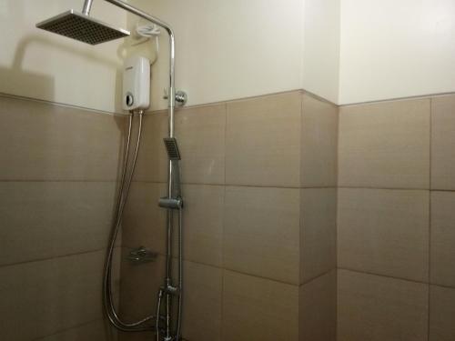 Bathroom, Taal Lake View Wind Residences by SMCo in Tagaytay Bathroom, Taal Lake View Wind Residences by SMCo in Tagaytay