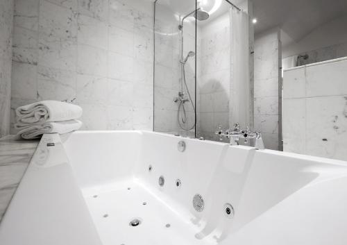 Fürdőszoba, Phoenix Copenhagen near Kongens Have Fürdőszoba, Phoenix Copenhagen near Kongens Have