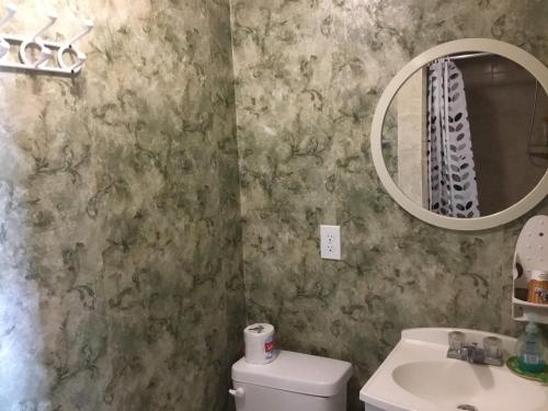 This photo about Kelowna Lakeview Cove Bed & Breakfast shared on HyHotel.com