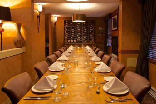 Restaurant, Mountain Side Hotel Whistler by Executive in Whistler (BC) Restaurant, Mountain Side Hotel Whistler by Executive in Whistler (BC)