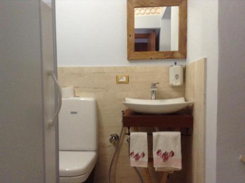 Bathroom, Pantorano rooms in Spinetoli Bathroom, Pantorano rooms in Spinetoli