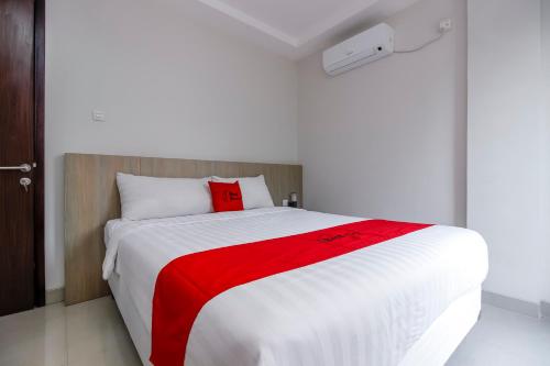 RedDoorz Plus @ TB Simatupang in Cilandak RedDoorz Plus @ TB Simatupang in Cilandak