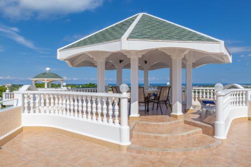 Balcony/terrace, Breakfast at Monaco - Palais Boracay in Barangay Manoc-Manoc Balcony/terrace, Breakfast at Monaco - Palais Boracay in Barangay Manoc-Manoc