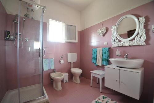 Bathroom, Terra ti squezzi in Sava Bathroom, Terra ti squezzi in Sava