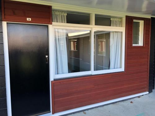 Entrance, Waitaki Lakes Apartments - Otematata in Otematata Entrance, Waitaki Lakes Apartments - Otematata in Otematata
