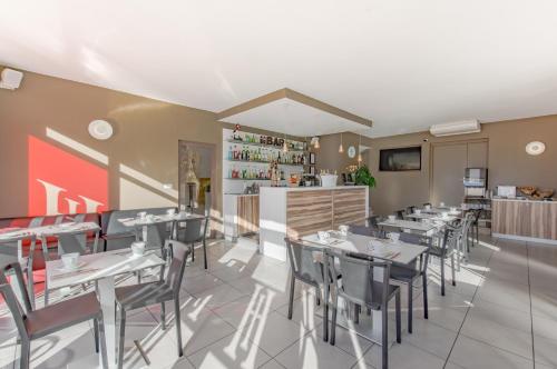 Shared lounge/TV area, Cit'Hotel Imperial in Sete Shared lounge/TV area, Cit'Hotel Imperial in Sete