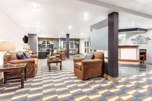Előcsarnok, Microtel Inn & Suites by Wyndham Bremen in Bremen (Georgia) Előcsarnok, Microtel Inn & Suites by Wyndham Bremen in Bremen (Georgia)