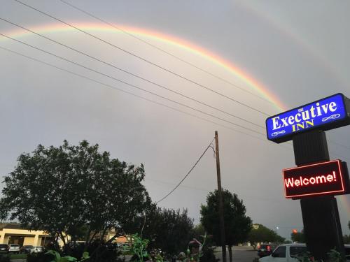 Hotel The Executive Inn & Suites