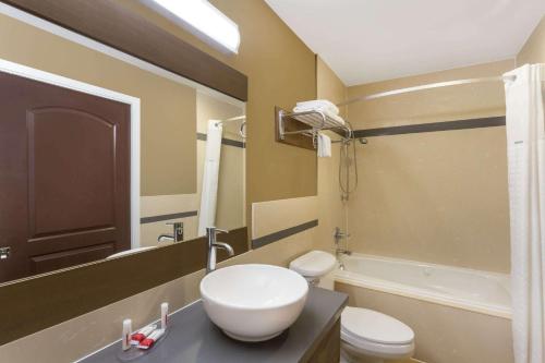 Bathroom, Super 8 By Wyndham Martinez in Martinez (CA) Bathroom, Super 8 By Wyndham Martinez in Martinez (CA)