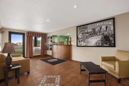 大堂, 品質旅館 (Quality Inn) in 密歇根州傑克遜 (MI) 大堂, 品質旅館 (Quality Inn) in 密歇根州傑克遜 (MI)
